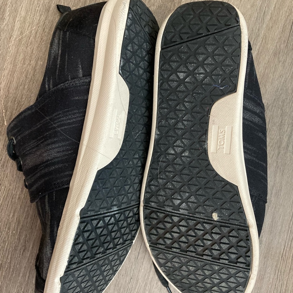 Tom’s navy tennis shoes 8.5 - Picture 4 of 5